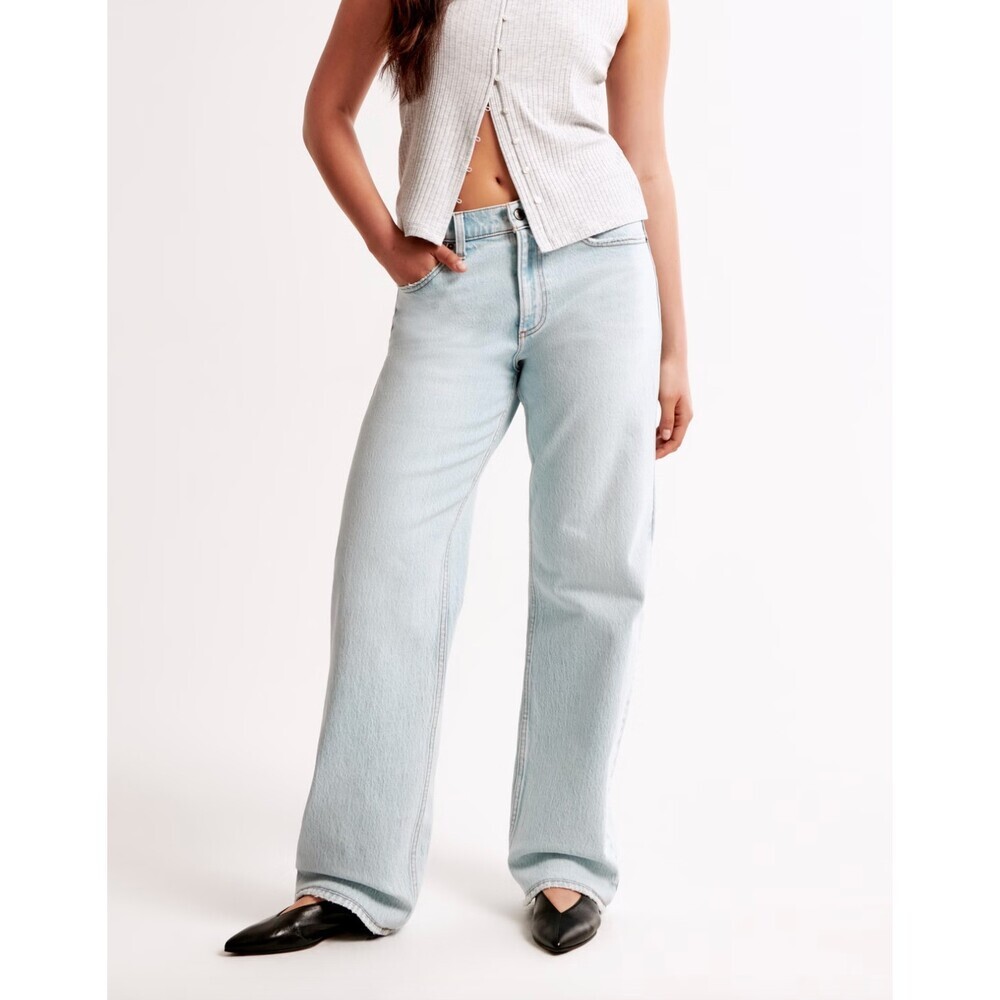 Abercrombie Curve Love Low Rise Baggy Jean in Light Wash Size 25